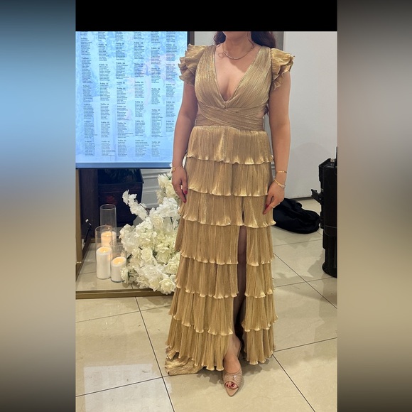 Mac duggal tiered dress , beautiful for a special occasion or prom - Picture 4 of 4